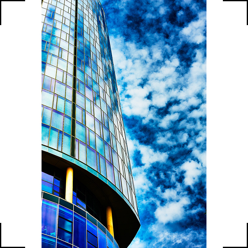 Arkitekturfoto af bygning i stål og glas