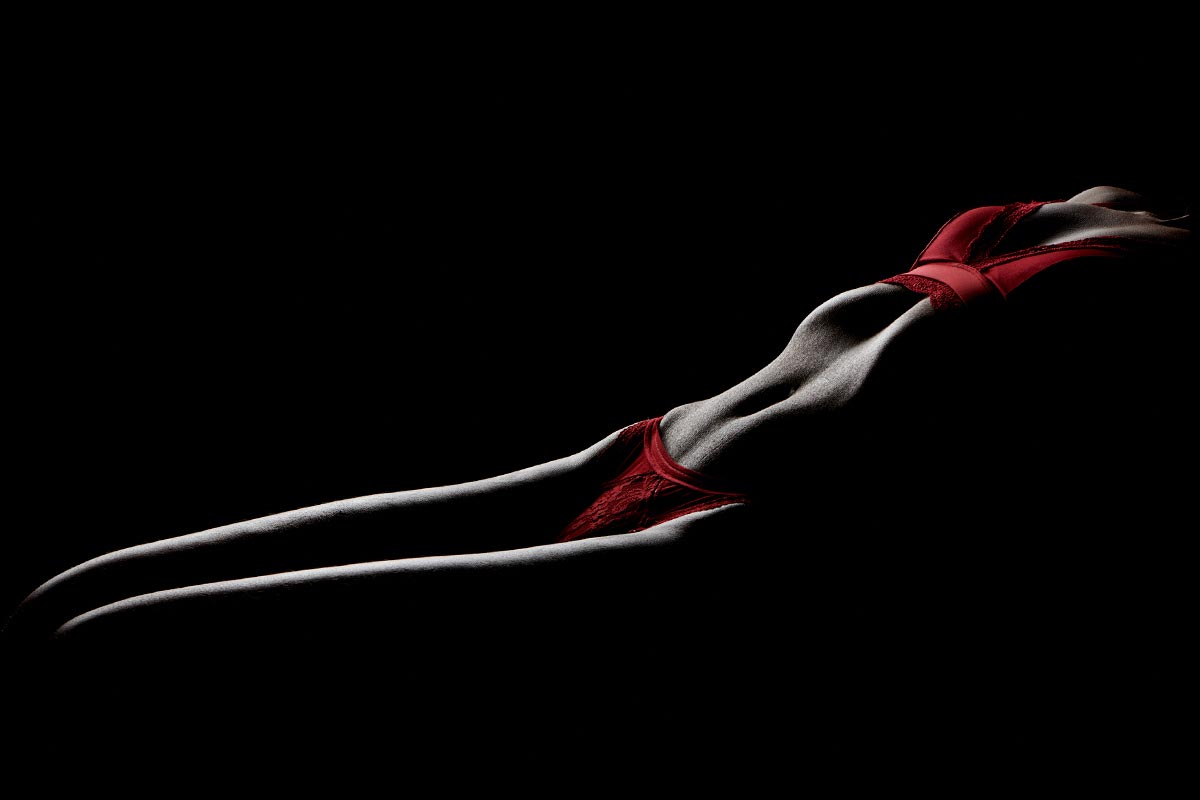Fineart boudoir model fotograferet i lækkert lingeri